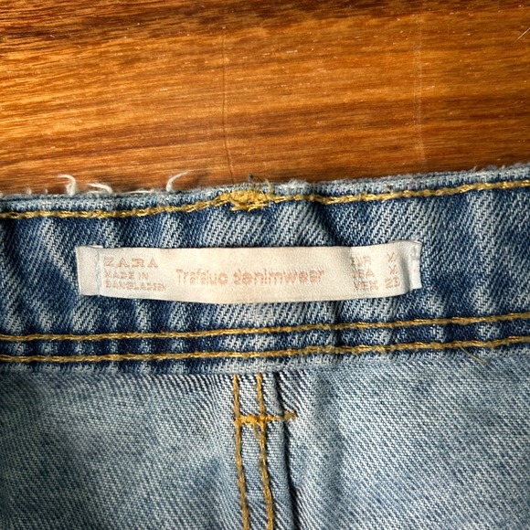 Zara Trafaluc super Distressed Denim Mini Skirt Light Wash Raw Hem Womens Medium - Picture 7 of 10